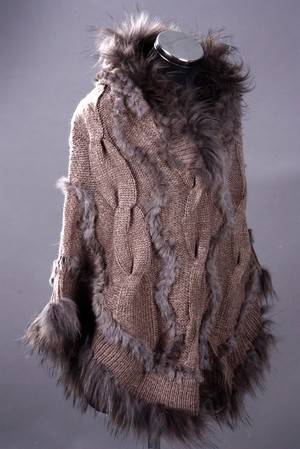 Poncho af strik, kanin og raccoon. Onesize. Farve Khaki brun