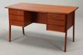 Dansk møbelproducent. Fritstående skrivebord af teak.