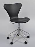 Arne Jacobsen. Kontorstol, model 3117, nybetrukket med sort Savanne læder fra Arne Sørensen