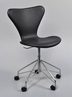 Arne Jacobsen. Kontorstol, model 3117, nybetrukket med sort Savanne læder fra Arne Sørensen