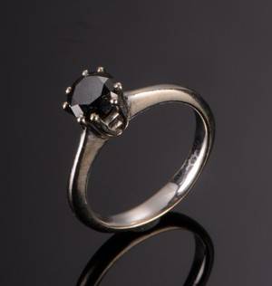 Ring af 14 kt hvidguld med sort diamant