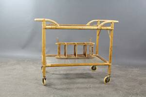 Serveringsvagn i glas och rotting