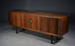 Hans J. Wegner, skænk af palisander  Denne vare er sat til omsalg under nyt varenummer 4585670