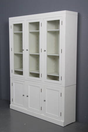 To-delt vitrineskab, hvidlakeret. 2