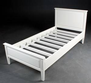Sengeramme, hvidbemalet træ, model Fayence