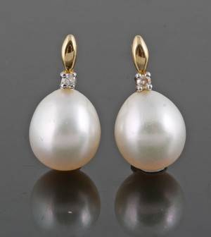 Diamond and fresh water pearl earrings in gold approx. 0.03ct 2