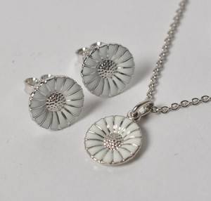 Georg Jensen - Daisy - Marguerit ørestikkere og halskæde med vedhæng - hvid emalje og sterling sølv 2