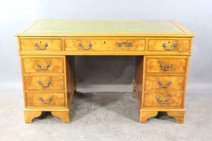 Skrivbord i engelsk stil med skinn på skivan