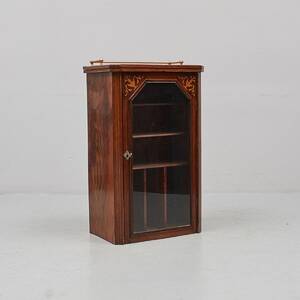 Vitrinskåpöverdel, intarsia. Längd 53