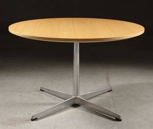 Arne Jacobsen. Cirkulært sofabord