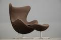 Arne Jacobsen, lænestol og skammel, model 3316 og 3127, Ægget 2