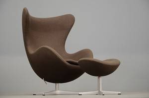 Arne Jacobsen, lænestol og skammel, model 3316 og 3127, Ægget 2