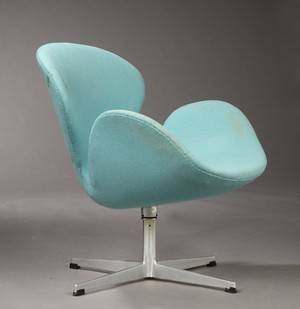 Arne Jacobsen for Fritz Hansen. Svanen model 3320, år 1963