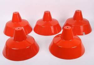 Fem orange arbejdspendler. Louis Poulsen 5