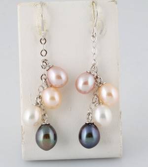 Cultured fresh water pearl earrings 2 This lot has been put up for resale under the new lot no. 3308278