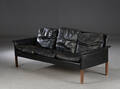 Hans Olsen. Tre-pers. sofa betrukket med sort læder 