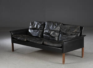 Hans Olsen. Tre-pers. sofa betrukket med sort læder 