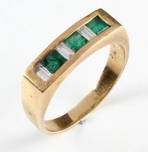 Ring af 14 kt guld, diamanter, smaragder