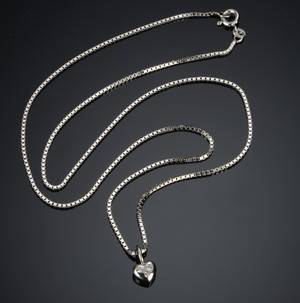 Hjertevedhæng med tre diamanter samt kæde 2