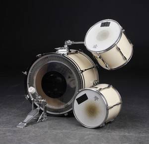 Tre Pearl trommer samt Yamaha fodpedal 4