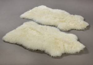To Argentinske lammeskind. Farve Hvid. Super soft.