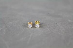 Örhängen i guld 18 k med vita stenar