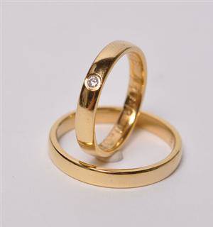 Et par vielsesringe af 8 kt. guld, Randers Sølv - damering med brillant på ca. 0,02 ct