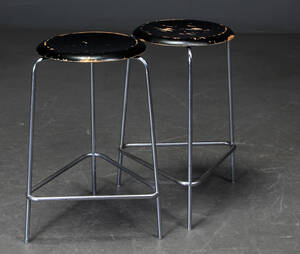 Arne Jacobsen for Fritz Hansen. Par høje taburetter