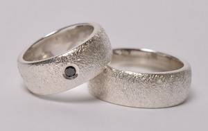 Sæt ringe af sterling sølv, ene med sort diamant 2