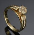Ring af 14 kt med brillantsleben diamant ca 0.90 ct. samt diamanter på ringskinne