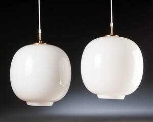 Wilhelm Lauritzen. Par Radiohus pendler, hvid opalglas, H. ca. 40 cm. 2