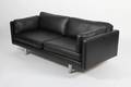 Erik Jørgensen. To½ personers sofa, model EJ 220. Nybetrukket med sort læder  