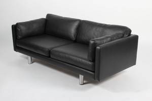 Erik Jørgensen. To½ personers sofa, model EJ 220. Nybetrukket med sort læder  