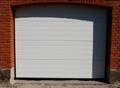 Eldrevet, leddelt garageport med striber. Str. 250x190 cm. 4