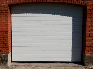 Eldrevet, leddelt garageport med striber. Str. 250x190 cm. 4