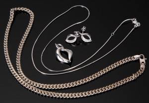 Smykkesæt, i sterlingsølv. To halskæder, ørestikker