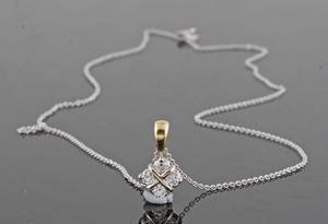 Pendant in 18kt set with brilliant cut diamonds 0.16 ct This lot has been put up for resale under the new lot no. 3288662