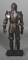 Rustning med sværd. Udført i metal. 145 cm høj.