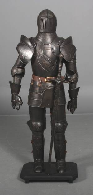 Rustning med sværd. Udført i metal. 145 cm høj.