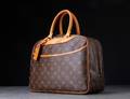 Taske. Louis Vuitton, Beautytaske, model Deauville.