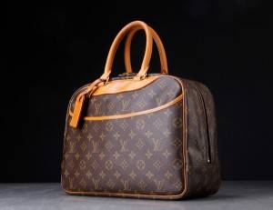 Taske. Louis Vuitton, Beautytaske, model Deauville.