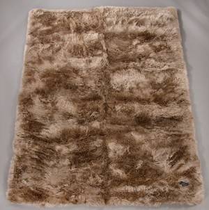 Tæppe af australsk lammeskind. Farve TaupeLys latte. 240 x 175 cm.
