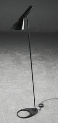 Arne Jacobsen. AJ standerlampe, sortlakeret