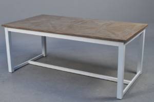 Rustikt spisebord af træ