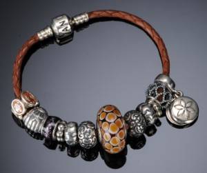 Pandora. Armbånd med charms. 13