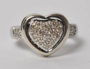 Ring med hjerte, prydet med brillanter