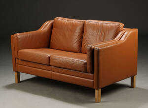 Dansk møbelproducent. To-pers sofa, skind