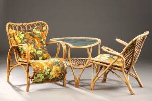 Par lænestole samt bord. 3