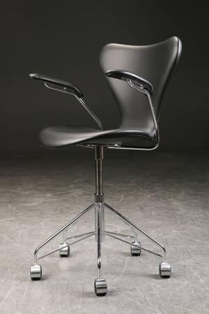 Arne Jacobsen. Kontorstol model 3217, sort læder
