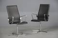 Arne Jacobsen. Par Oxford armstole, model 3273. 2 
